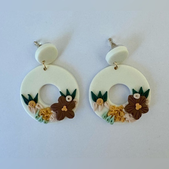 White Floral Circle Earrings - Picture 1 of 2